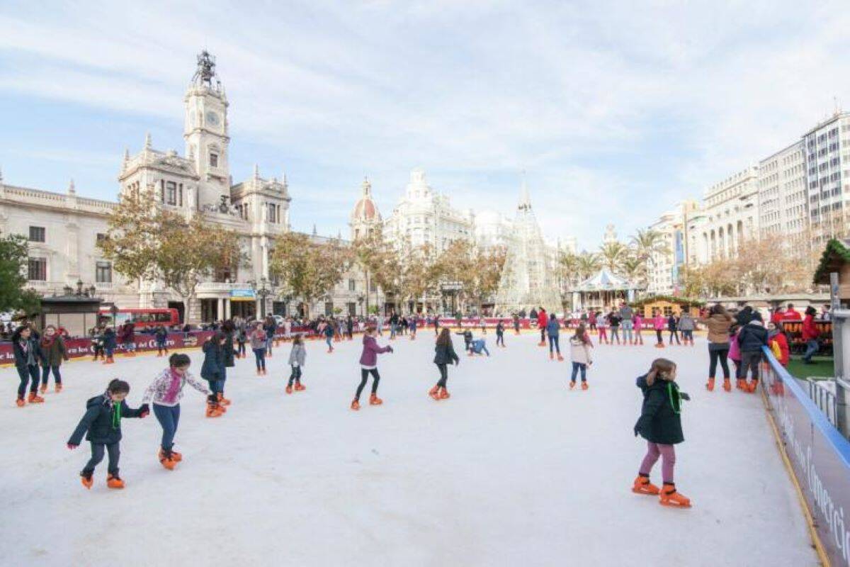 Pista de hielo en la Plaza del Ayuntamiento de Valencia
