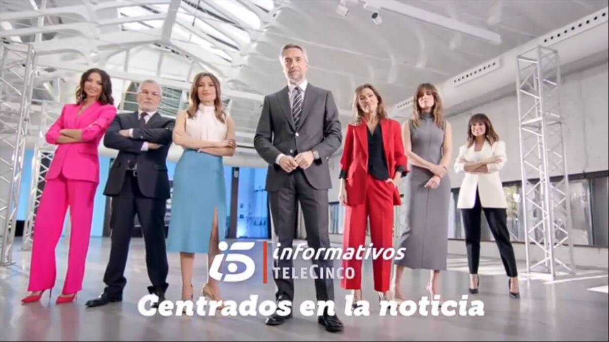 Los presentadores de los nuevos informativos Telecinco posan durante la promo publicada por Mediaset.