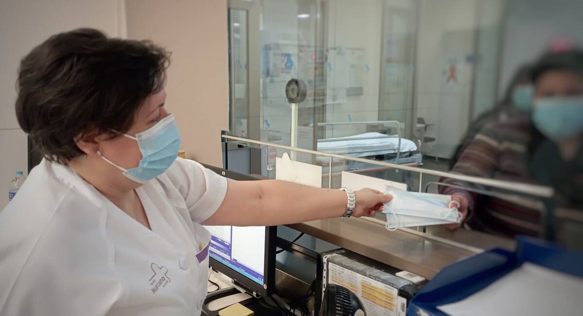 Enfermera reparte mascarillas en un hospital - ARCHIVO
