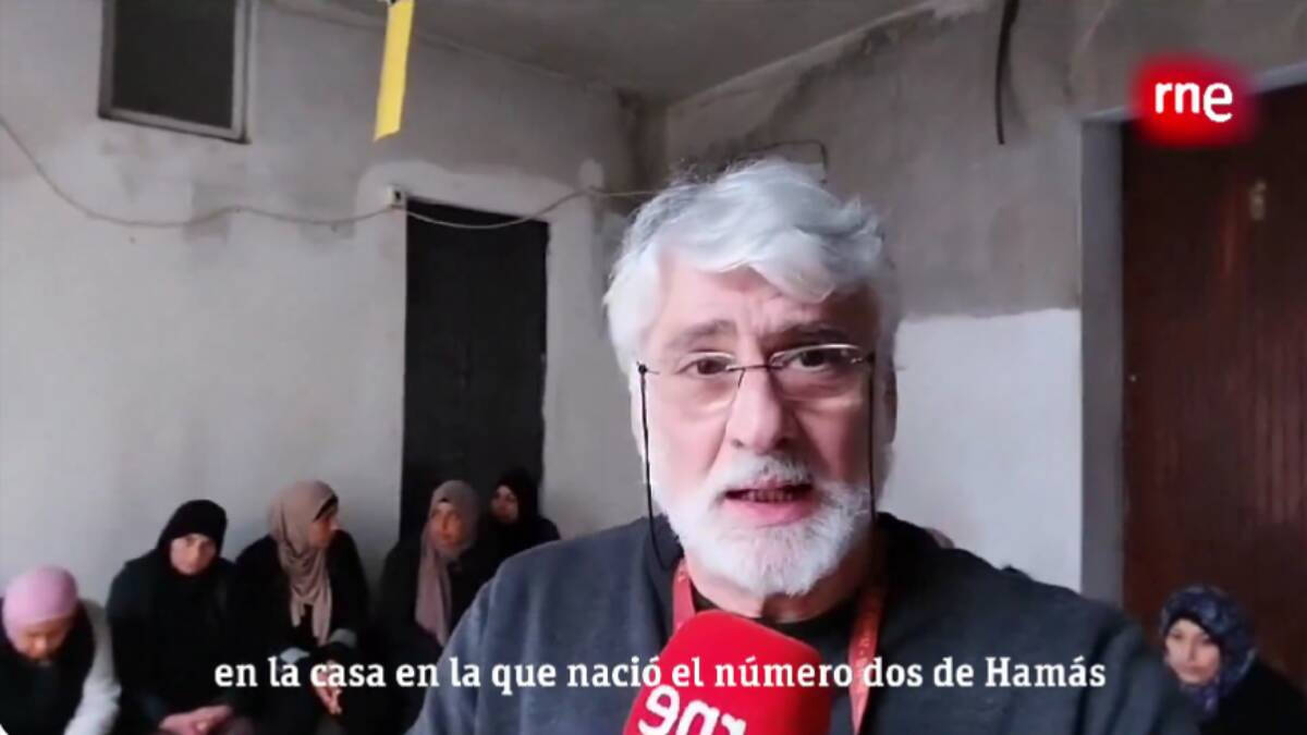 Fran Sevilla, corresponsal de RNE y RTVE, en la casa de la madre de Saleh al Arouri durante el funeral del número dos de Hamás.
