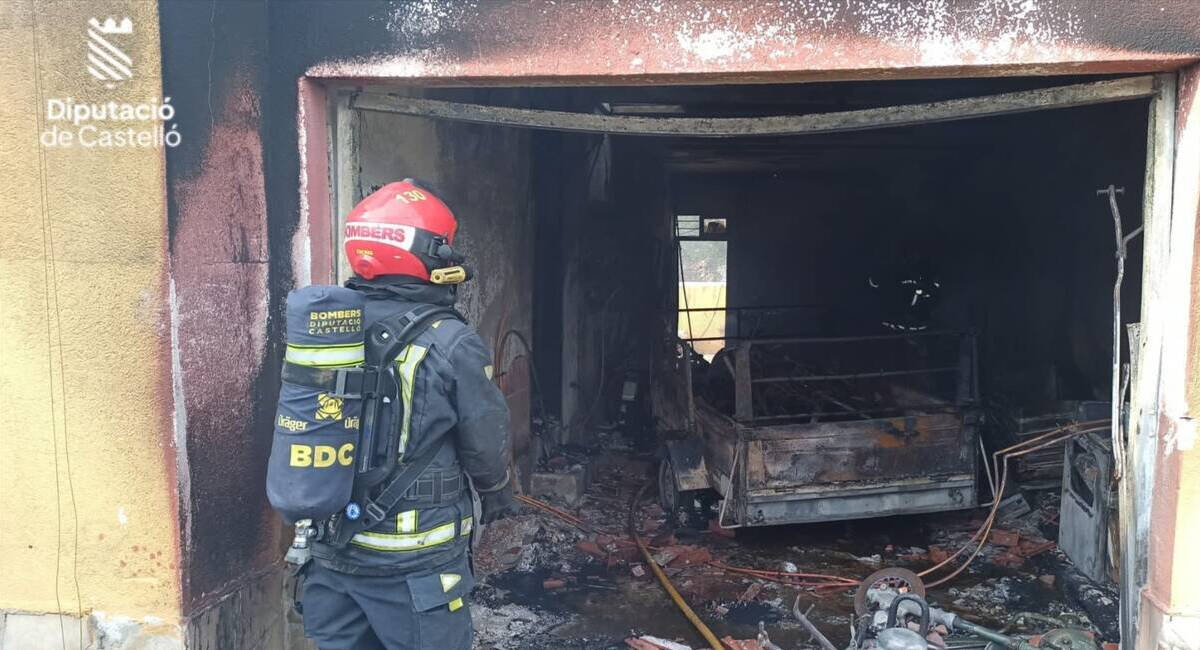 Bomberos extinguiendo el incendio de la vivienda de Benicarló