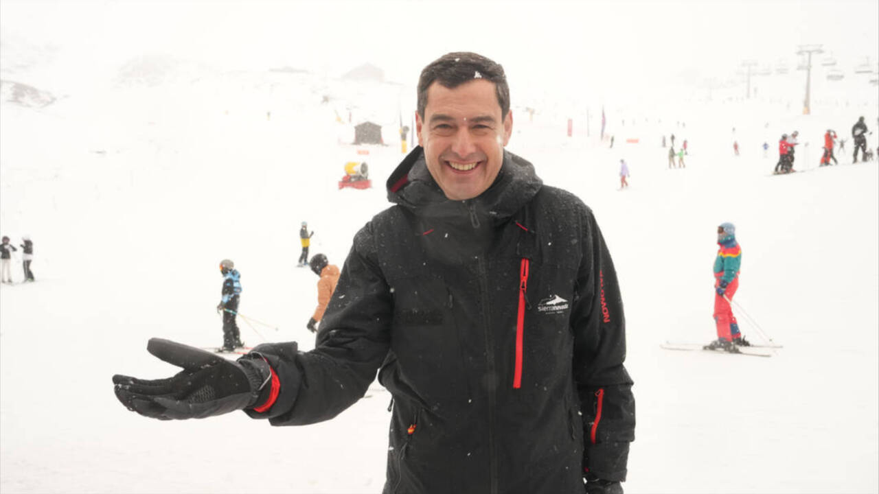 El presidente de la Junta de Andalucía, Juanma Moreno visita el telecabina Al-Ándalus en la estación de esquí de Sierra Nevada.