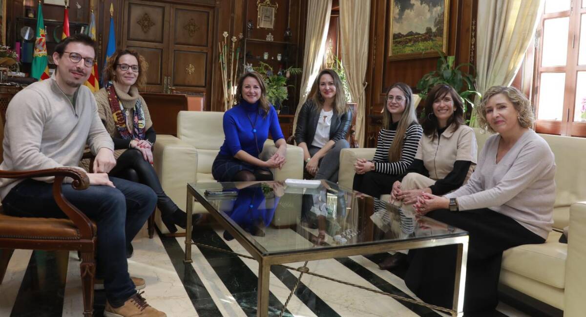 Begoña Carrasco, junto a los concejales de Bienestar Social, Maica Hurtado; Fiestas, Noelia Selma y Familia, Alberto Vidal ha mantenido una reunión con representantes de las asociaciones de personas con autismo de Castellón. 