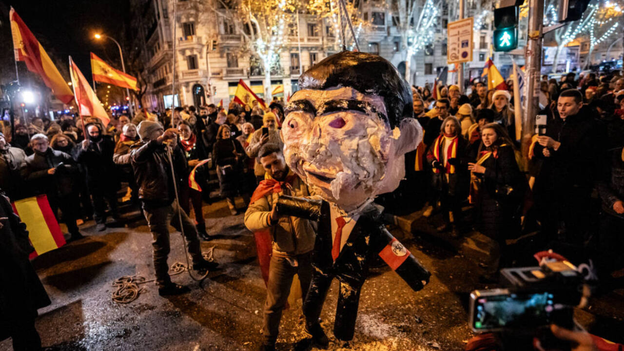 Manifestantes en Ferraz en Nochevieja con el muñeco de Pedro Sánchez.