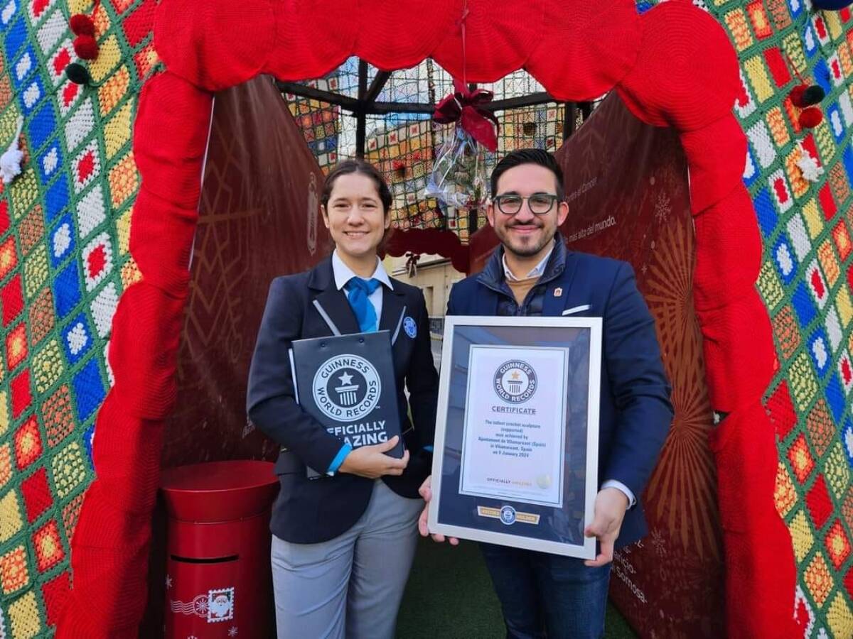 El alcalde, Héctor Troyano recibe el certificado de World Récord Guinness.