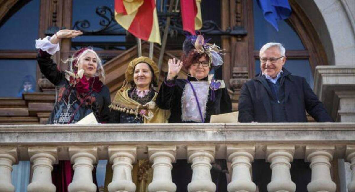 Joan Ribó, exalcalde de Valencia y uno de los grandes impulsores de esta celebración durante su gobierno, en el balcón del Ayuntamiento junto a las Reinas Magas. 