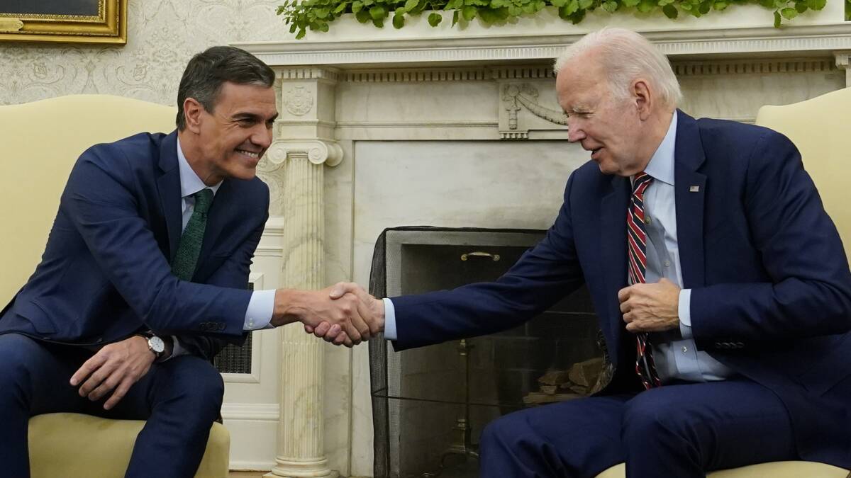 Pedro Sánchez y Joe Biden se saludan durante la última visita del presidente de España a Washington.