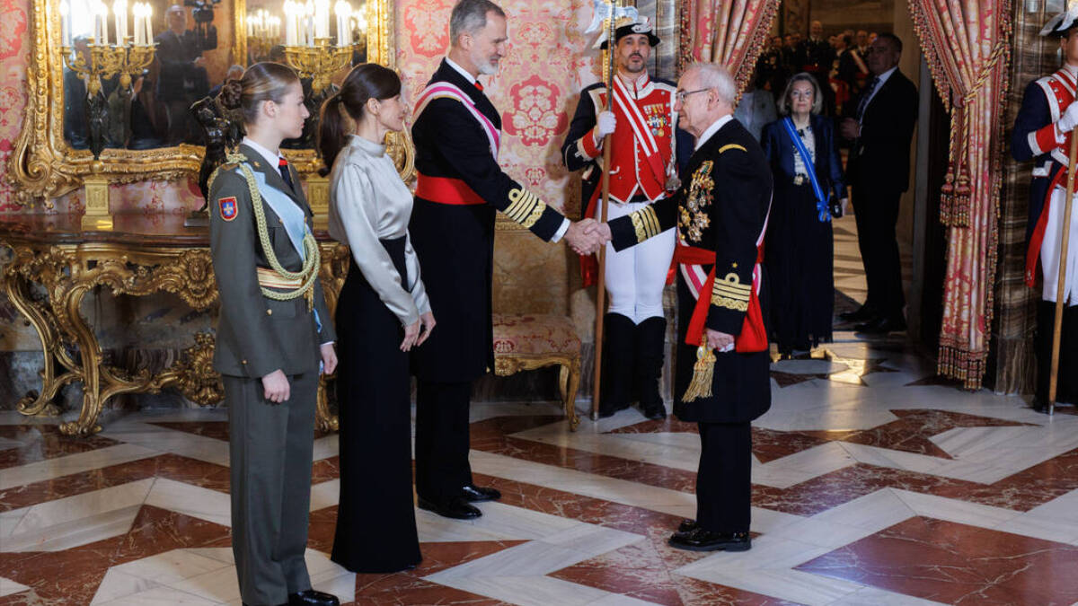 La Princesa Leonor; la Reina Letizia; el Rey Felipe VI, y el jefe de Estado Mayor de la Defensa (JEMAD), Teodoro Esteban López Calderón, durante la recepción en la Pascua Militar, en el Palacio Real