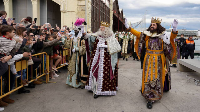 La Cabalgata de los Reyes Magos reparte magia e ilusión en Valencia: 