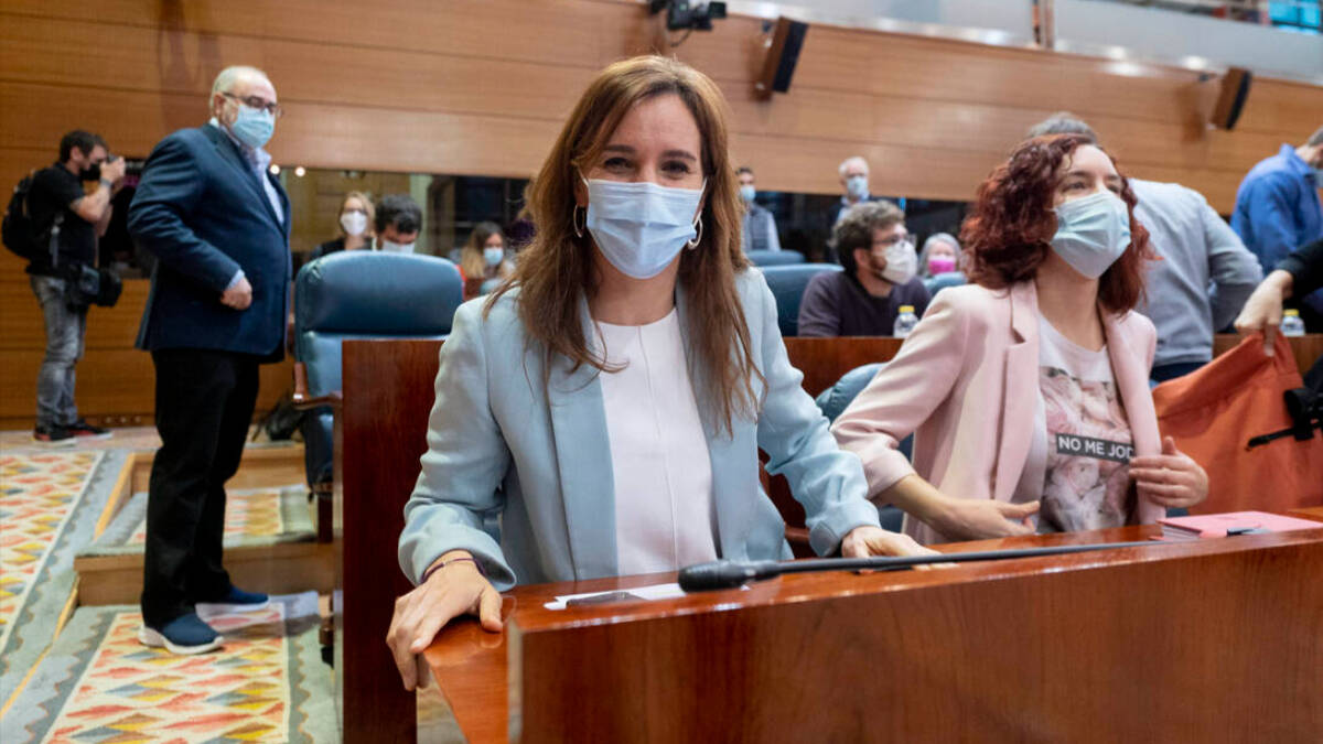 Mónica García, con una mascarilla "inútil"