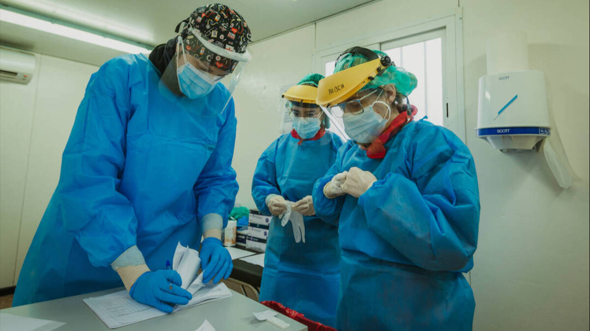 Tres enfermeras finalizan un cribado en el Centro de salud La Puebla, en Palencia. (Foto de archivo del año 2021)