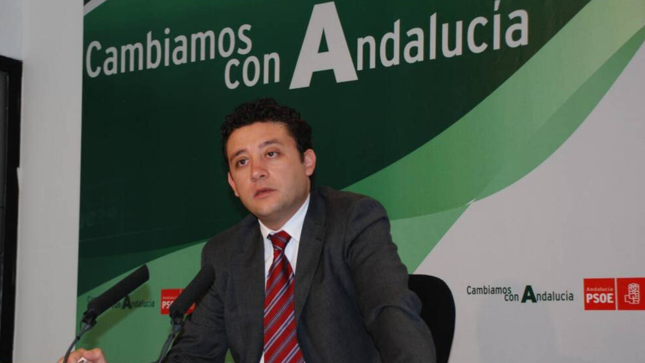 El exvicesecretario del PSOE andaluz Rafael Velasco en una rueda de prensa.