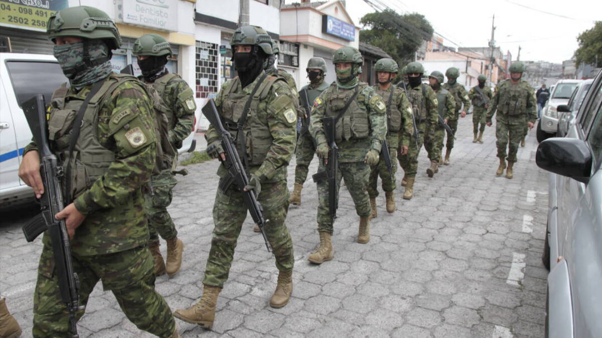 Militares del Ejército de Ecuador en las calles de la capital, Quito.