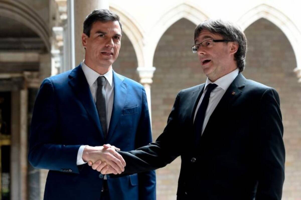 Pedro Sánchez y Carles Puigdemont se dan la mano / Imagen de archivo.