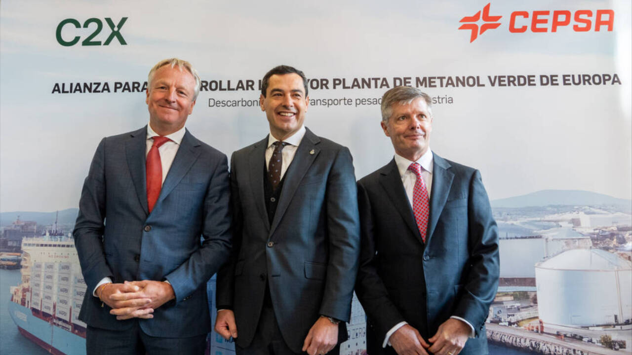 El presidente de la Junta de Andalucía, Juanma Moreno, con el CEO de Cepsa, Maarten Wetselaar, y el CEO de C2X de Maersk, Brian Davis, en Huelva.