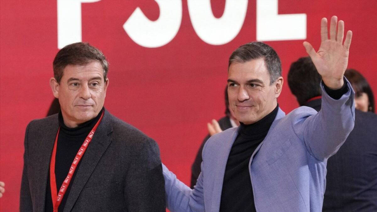 El candidato a la presidencia de Galicia del PSOE,  José Ramón Gómez Besteiro, junto al líder del partido y presidente del Gobierno, Pedro Sánchez.