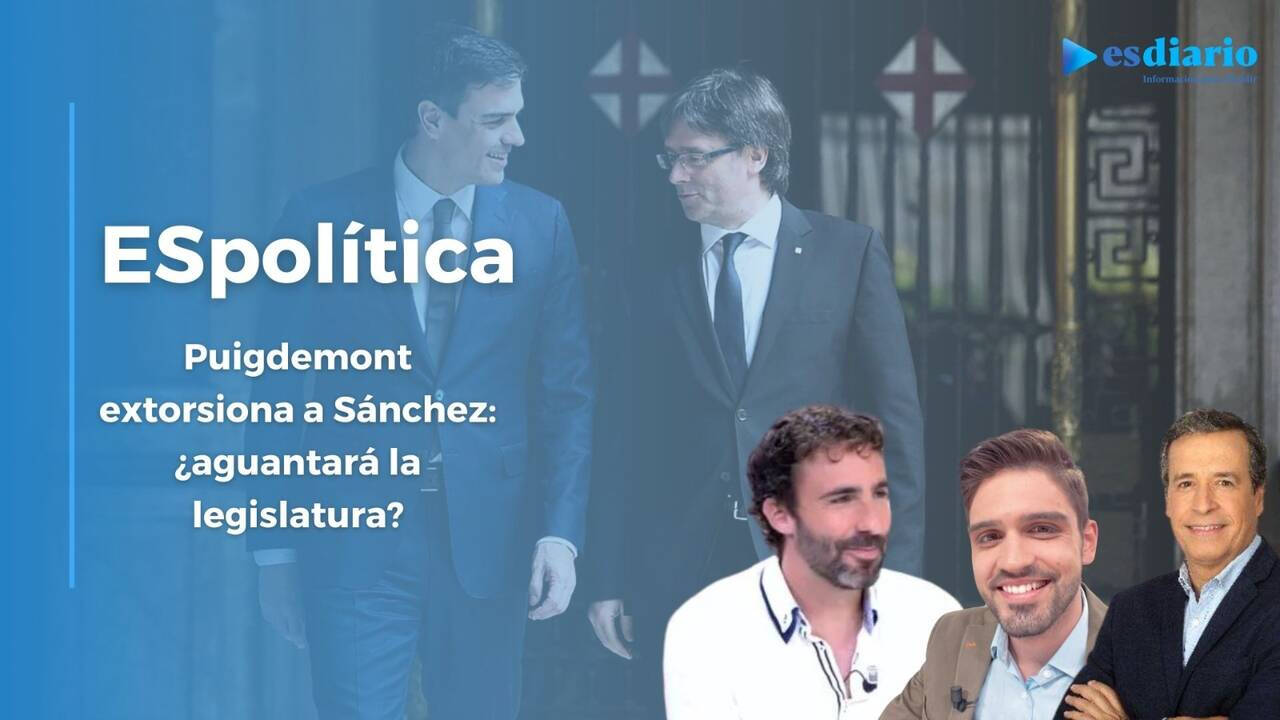 En el fondo de la imagen se ven a Pedro Sánchez y a Carles Puigdemont en conversación