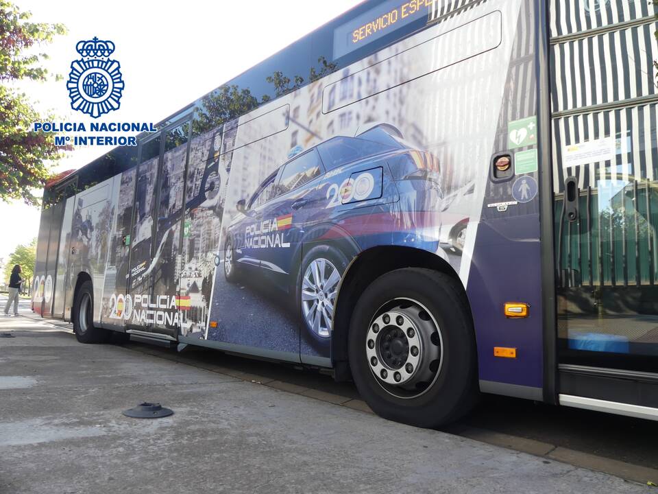 Autobuses rotulados para conmemorar el bicentenario de la Policía Nacional