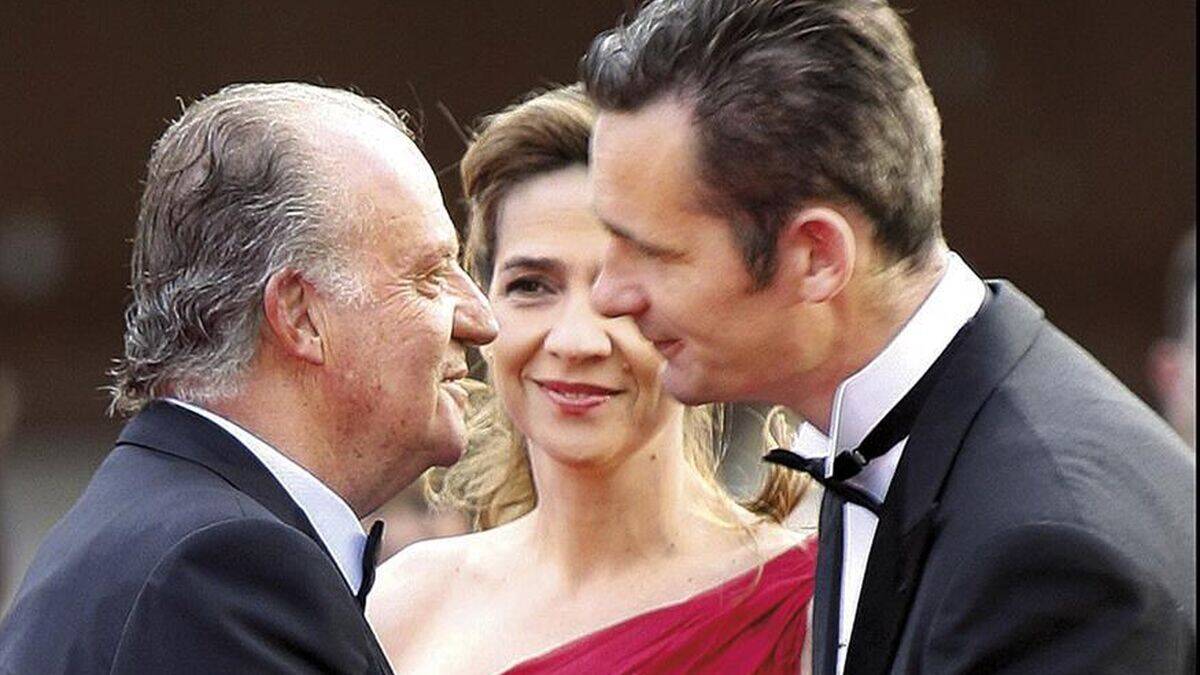 Don Juan Carlos saluda a Urdangarin ante la presencia de la Infanta, en una foto de archivo.