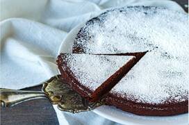 Torta tenerina o pastel de chocolate húmedo con 5 ingredientes.