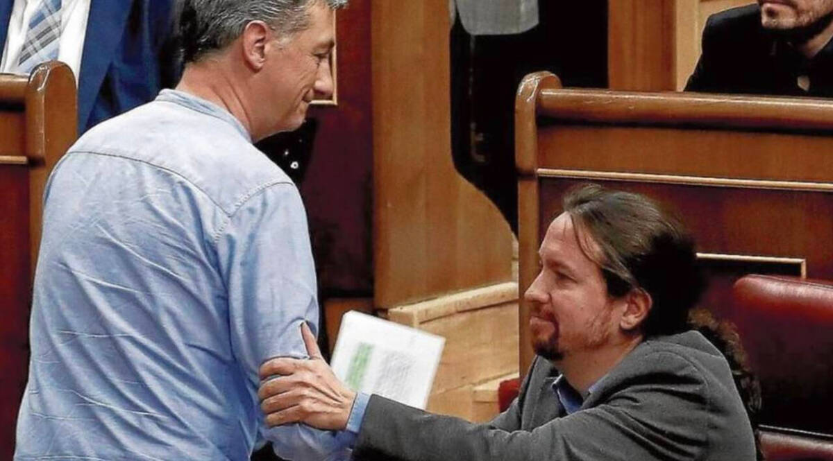 Pablo Iglesias saluda a Óskar Matute (Bildu)