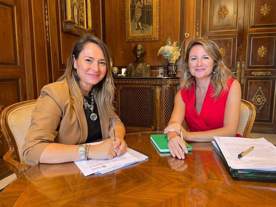 Begoña Carrasco, alcaldesa de Castellón, y la concejala de Deportes, Maica Hurtado
