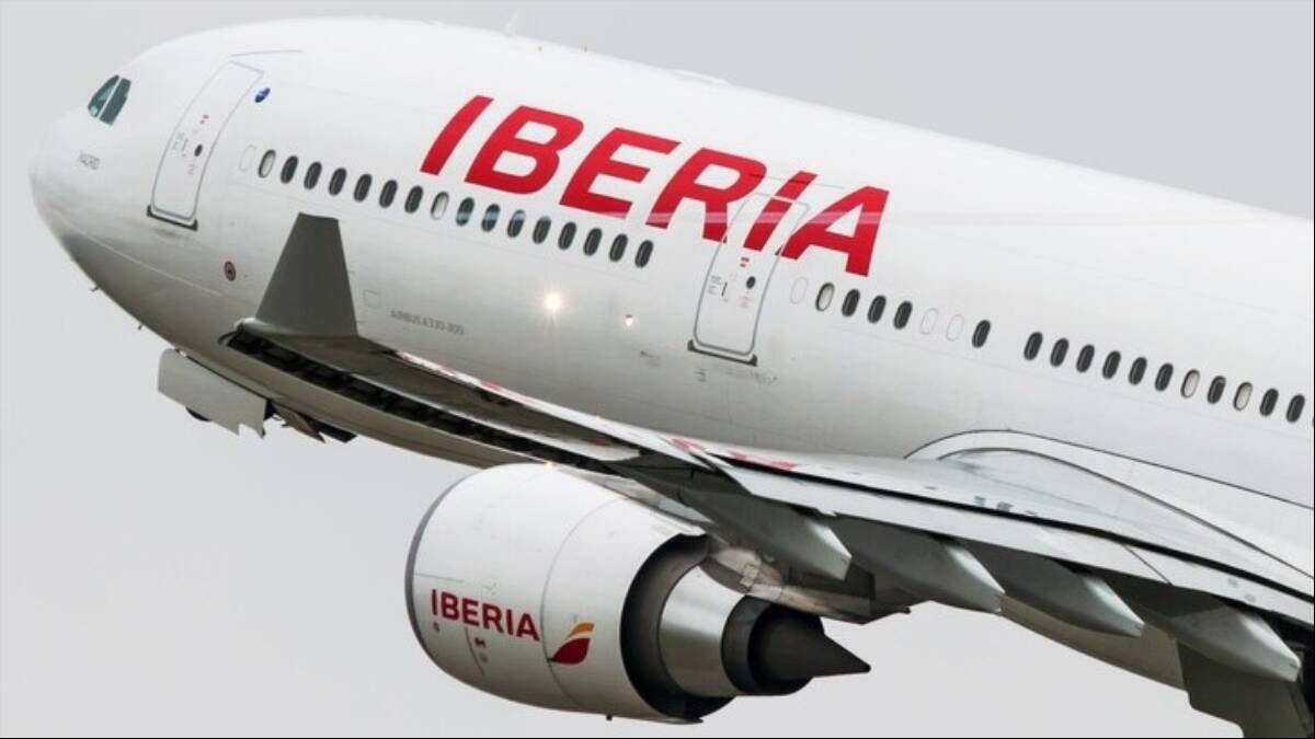Avión de Iberia despegando.