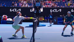 El increíble punto de Tsitsipas en el Open de Australia: ¡desde el campo contrario!