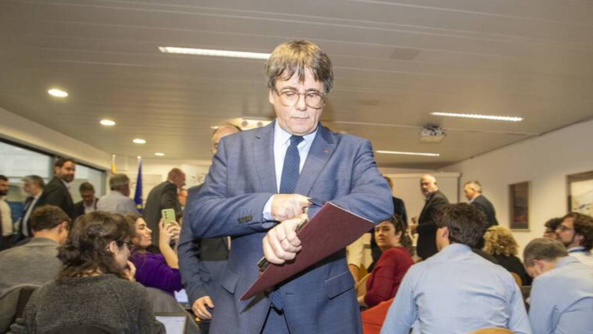 El expresidente de la Generalitat y eurodiputado de Junts, Carles Puigdemont, a su llegada para comparecer en una rueda de prensa para explicar los detalles del acuerdo de investidura con el PSOE