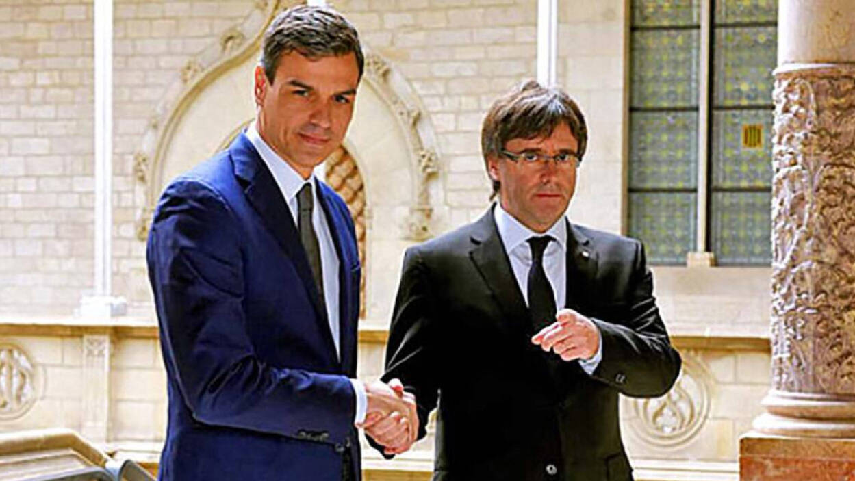 Pedro Sánchez junto a Carles Puigdemont, dándose la mano