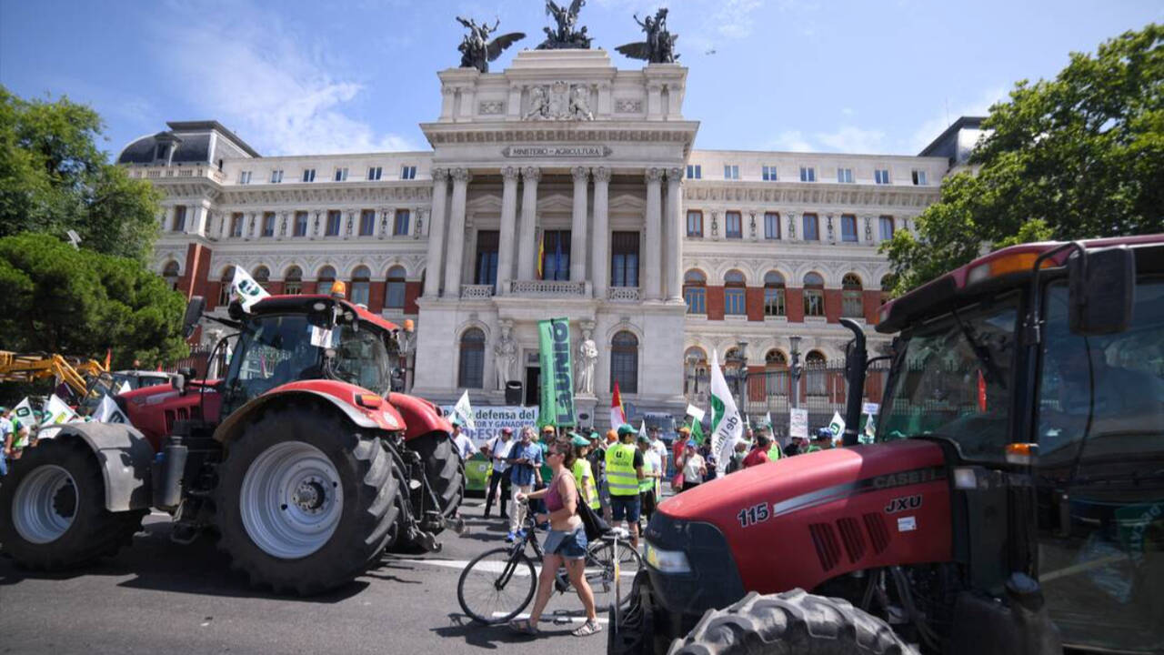 Tractorada ante el Ministerio de Agricultura convocada por la Unión de Uniones el 5 de julio de 2023