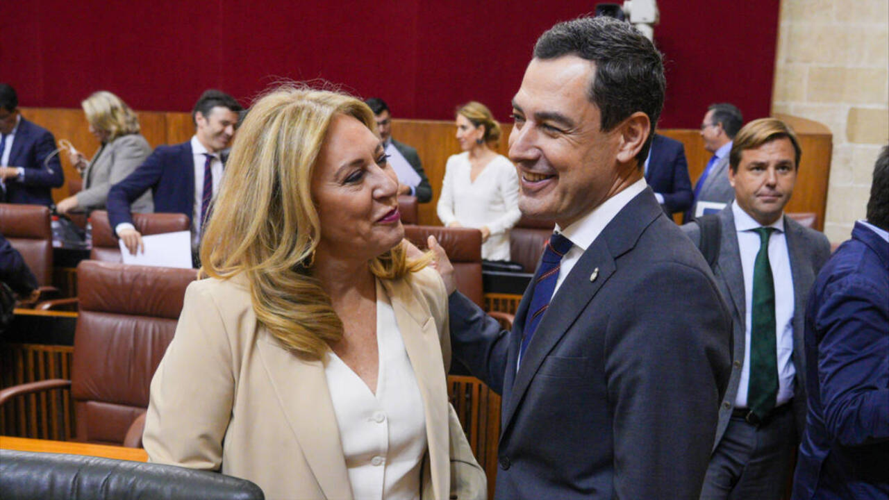 El presidente de la Junta de Andalucía, Juanma Moreno y la consejera de Economía, Hacienda y Fondos Europeos Carolina España.