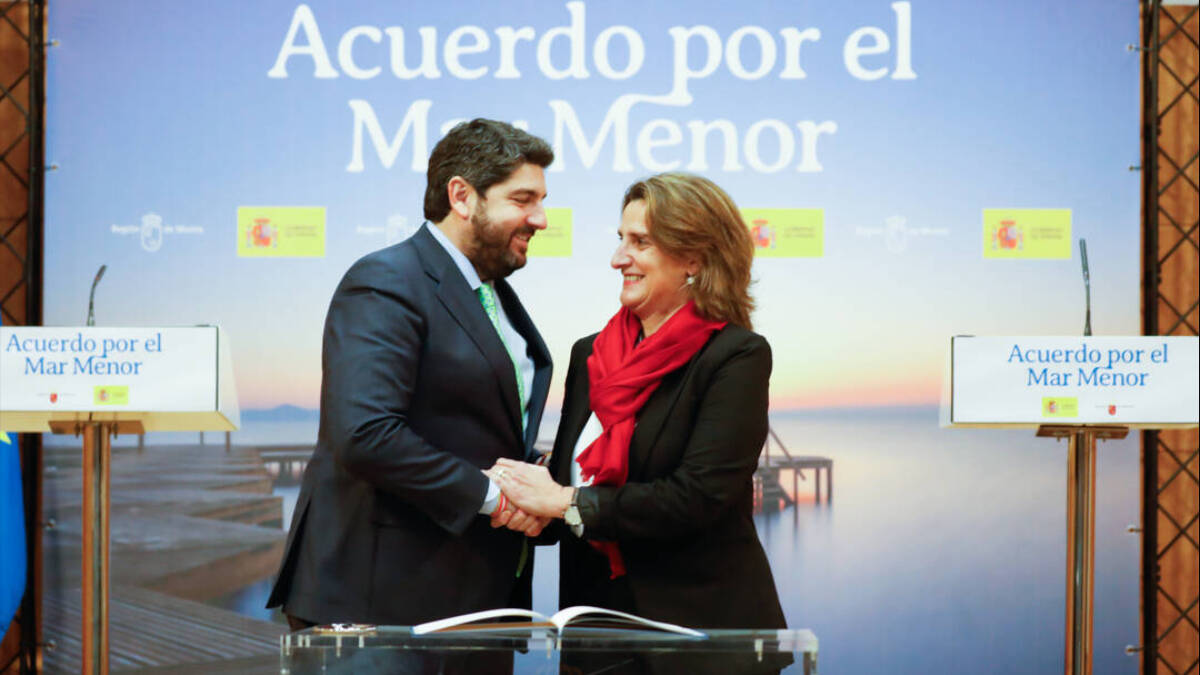 El presidente de la Región de Murcia, Fernando López Miras y la ministra para la Transición Ecológica, Teresa Ribera, se saludan durante la firma del protocolo sobre el Mar Menor.