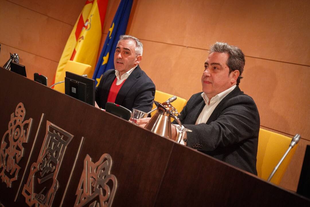 Los portavoces de PP y Vox, Miguel Barrachina y José María Llanos, en Las Cortes Valencianas.