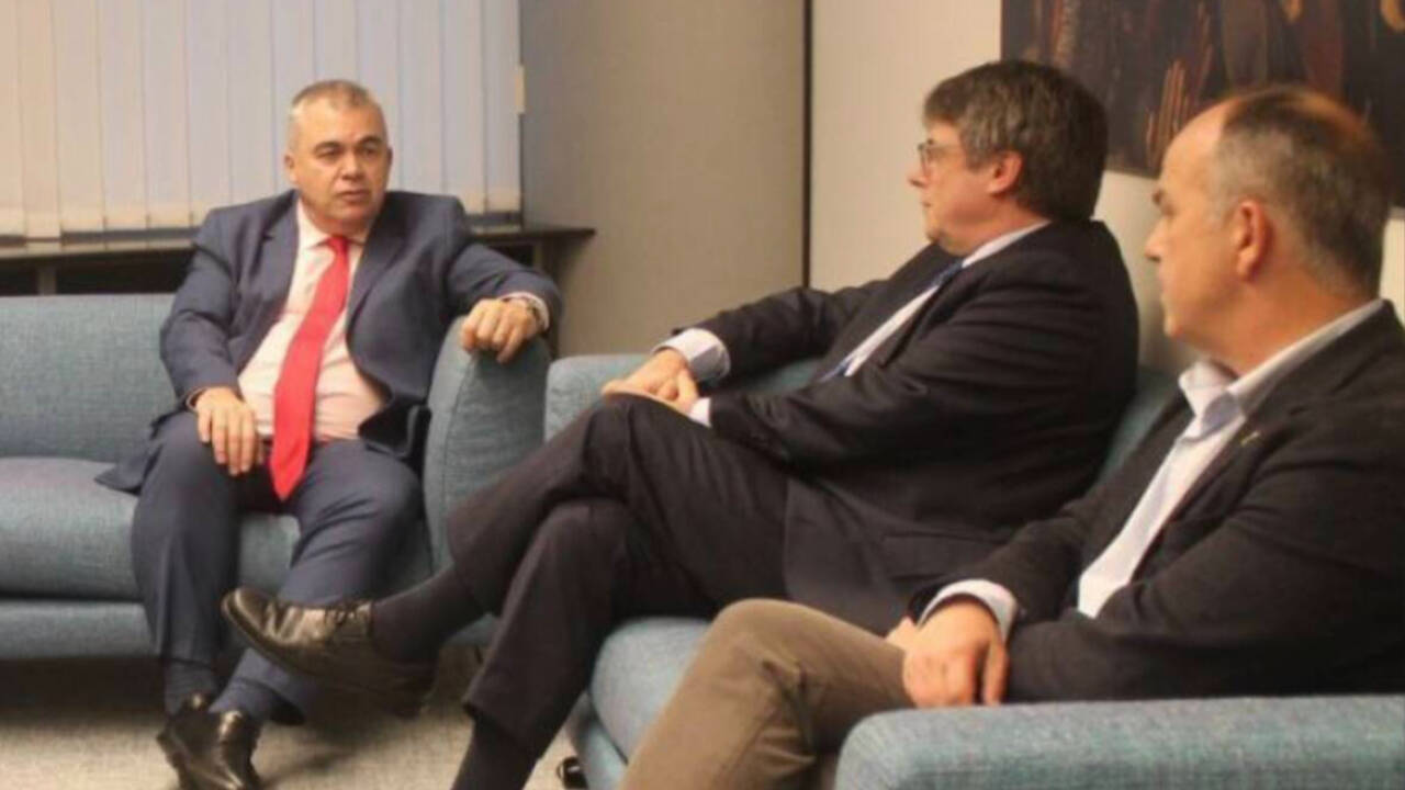 Santos Cerdán junto a Carles Puigdemont y Jordi Turull en una reunión en Bruselas