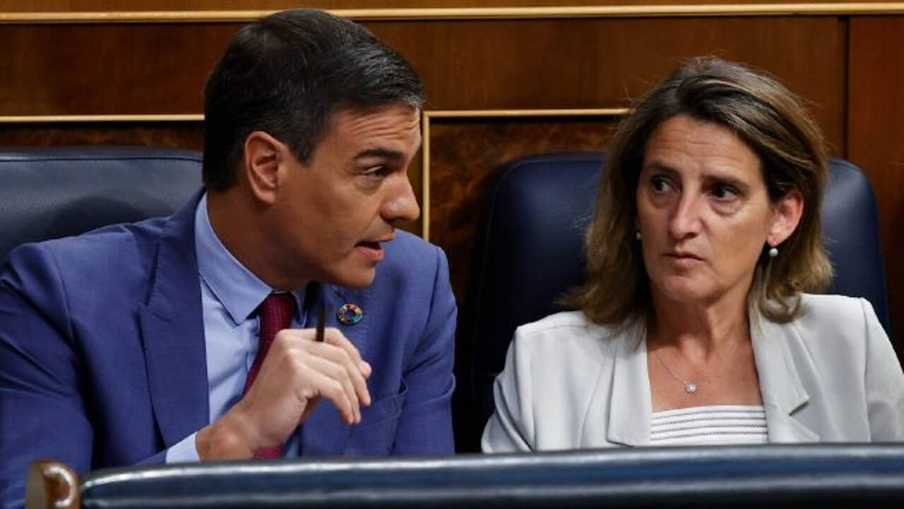 Pedro Sánchez y la ministra Teresa Ribera
