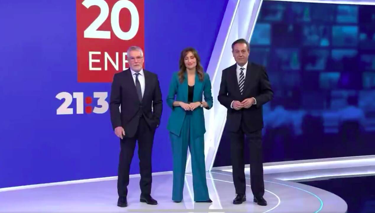 Los presentadores de Informativos Telecinco, este sábado en la edición de la noche.