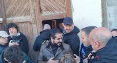 300 personas recuperan la casa okupada de unos ancianos en Castellar-Oliveral