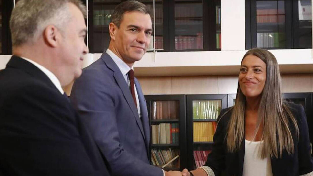 Santos Cerdán y Pedro Sánchez junto a la portavoz de Junst en el Congreso