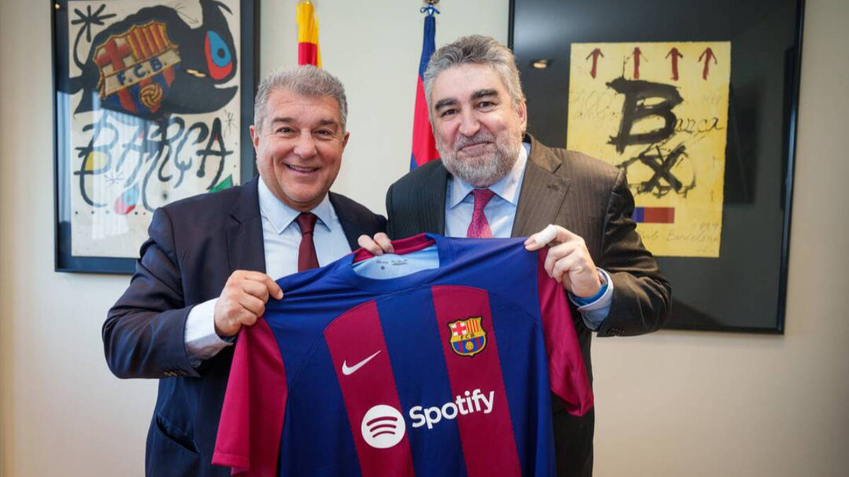 El presidente del Barcelona, Joan Laporta, ayer, con el presidente del CSD, José Manuel Rodríguez Uribes