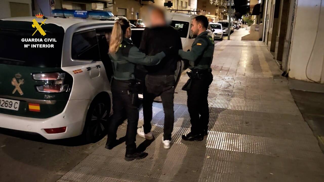 Detenido junto a agentes de la Guardia Civil