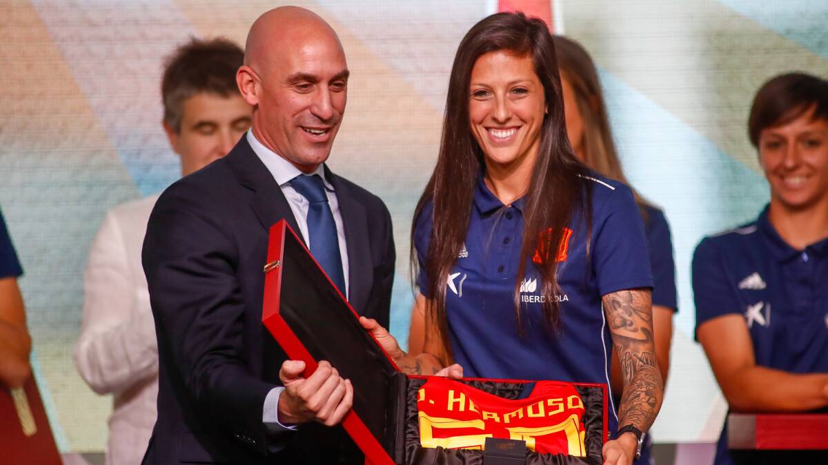 Luis Rubiales entrega a Jenni Hermoso una camiseta por sus 50 partidos con España en el año 2019.