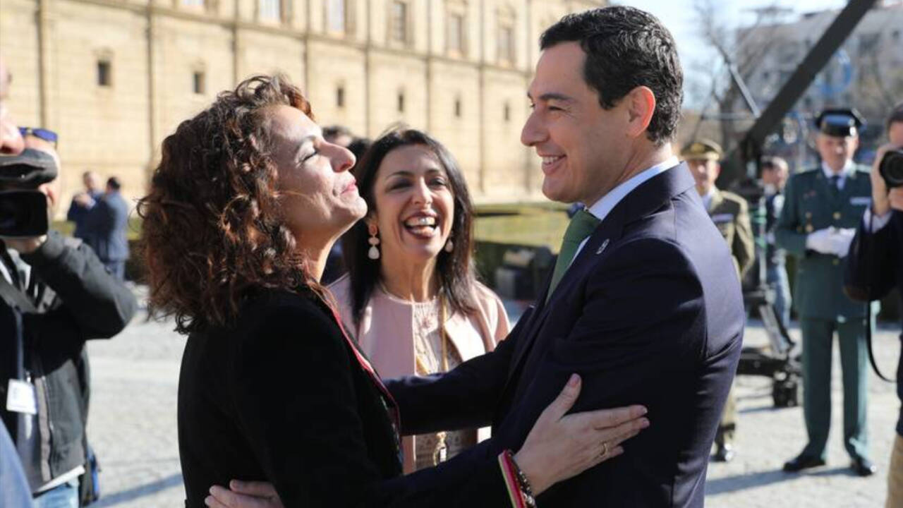 La ministra María Jesús Montero y el presidente de la Junta de Andalucía, Juanma Moreno, en una imagen de archivo.