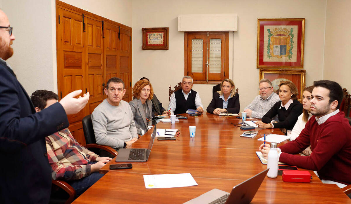 Reunión entre los miembros del Ayuntamiento de Puçol 