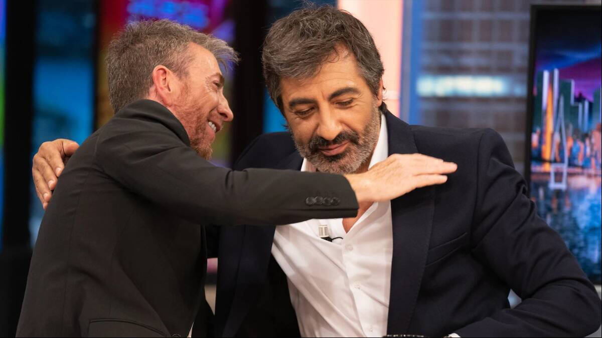 Pablo Motos abraza a Juan del Val durante un programa de 'El Hormiguero'. (FOTO: www.antena3.com)