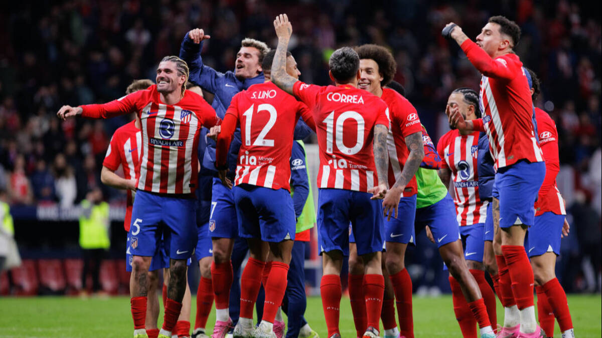 Los jugadores del Atlético de Madrid celebrando su pase a semifinales tras ganar al Sevilla. c