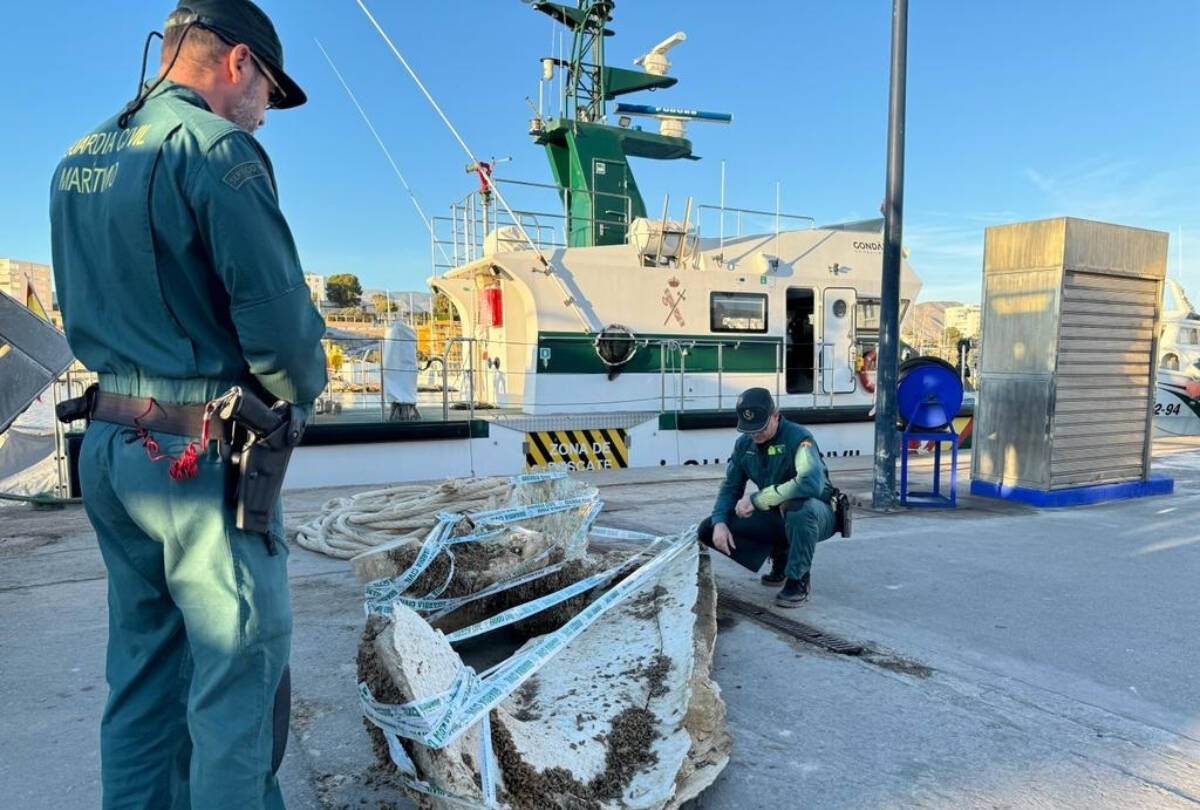 La Guardia Civil junto a restos óseos de una ballena en el puerto de Alicante / 9 de enero de 2024.