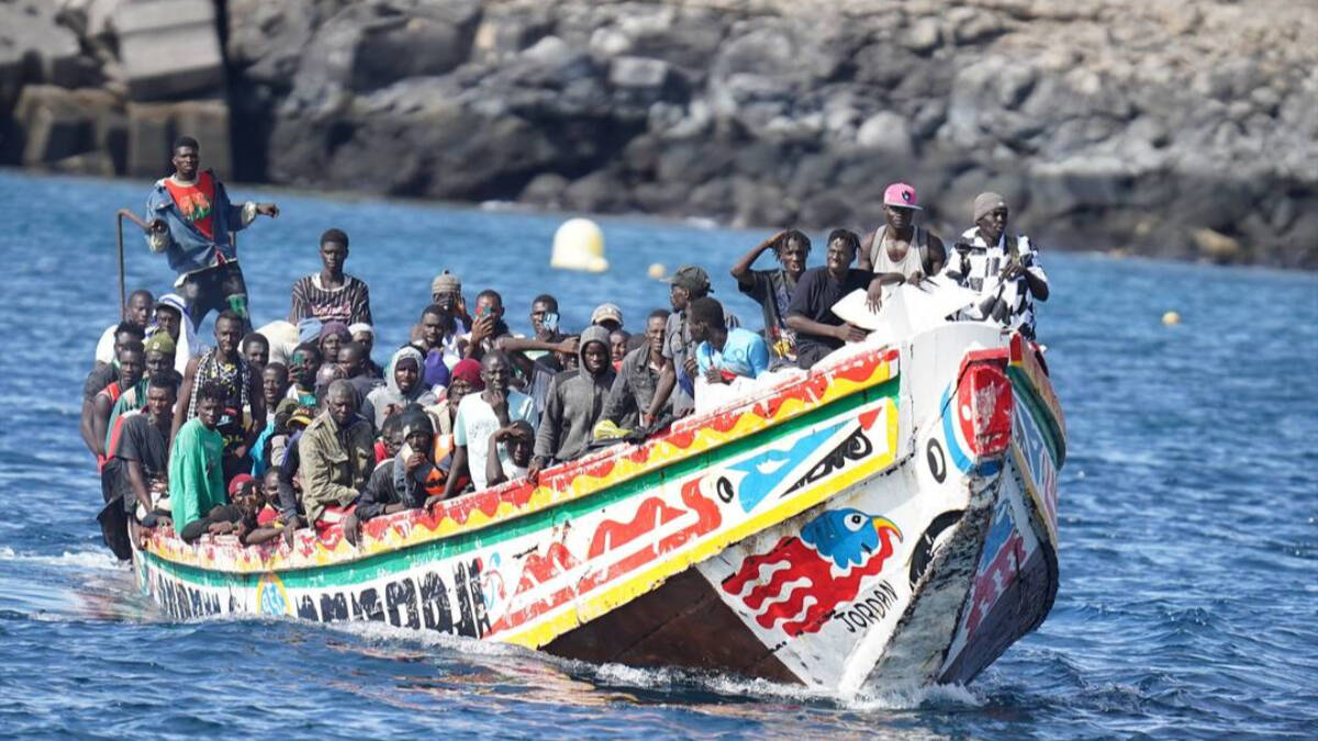 Un cayuco con más de 170 migrantes llega al Puerto de la Restinga de la isla de El Hierro, a 31 de octubre de 2023