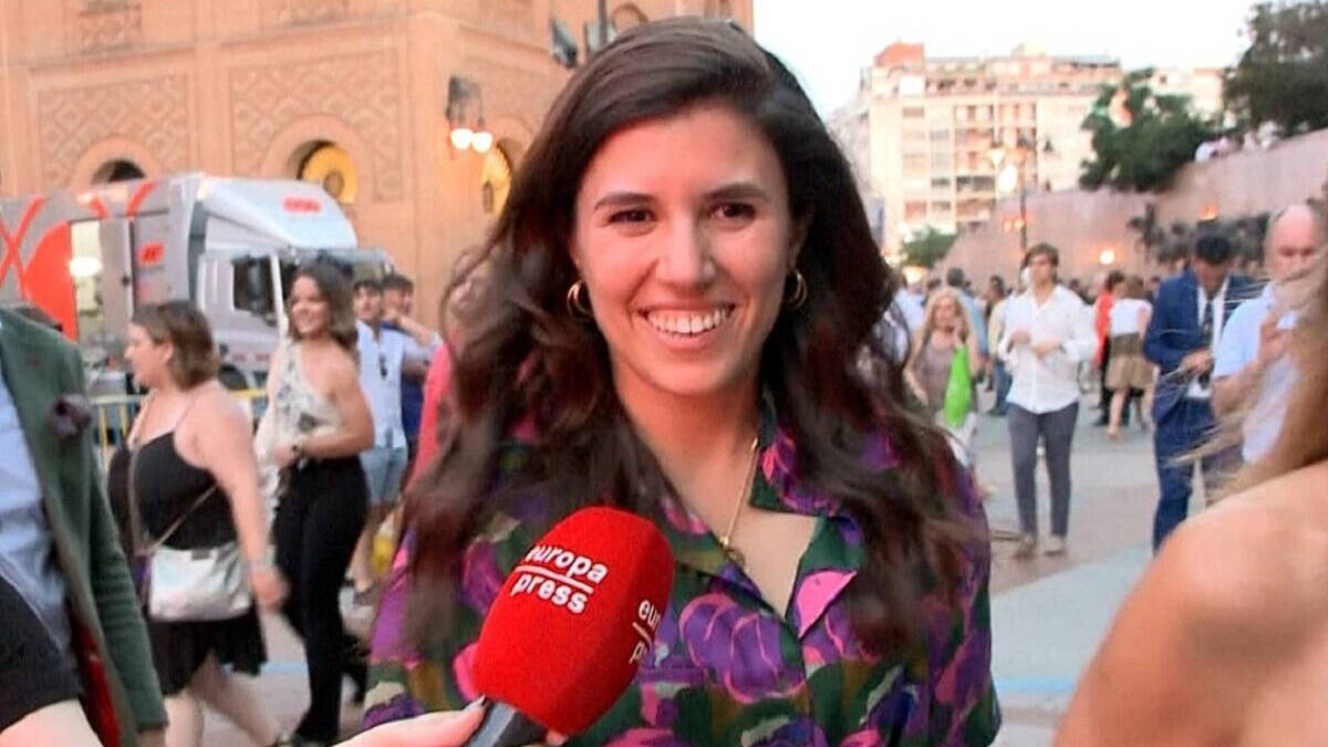 Teresa Urquijo, prometida del actual alcalde de Madrid, junto a la plaza de toros de Las Ventas. 