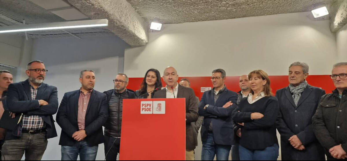 El candidato del PSPV, Alejandro Soler, junto a alcaldes de Alicante.